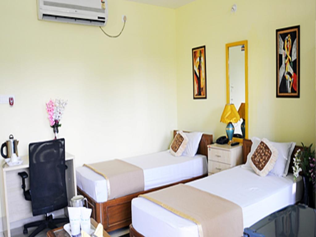 Hotel Pine Yard Tezpur Oda fotoğraf